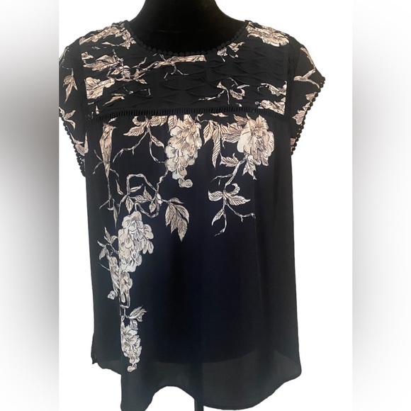 Daniel Rainn Tops - Daniel Rainn cap sleeve blouse floral crochet accents sz L